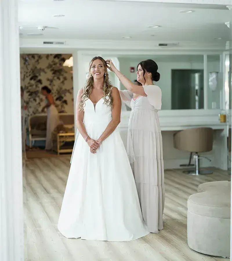 5 Tips on How to Accessorize Simple Wedding Dresses Image